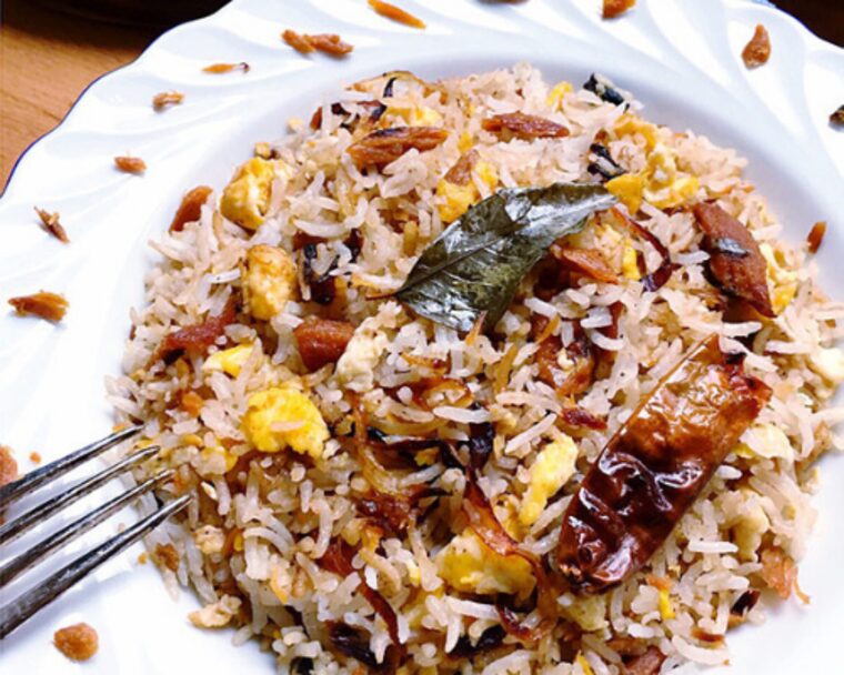 Plat de riz aux oignons frits
